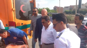 صور | محافظ الدقهلية يتوقف عن جولته للتدخل وإنقاذ ضحايا حادث مروري في بلقاس
