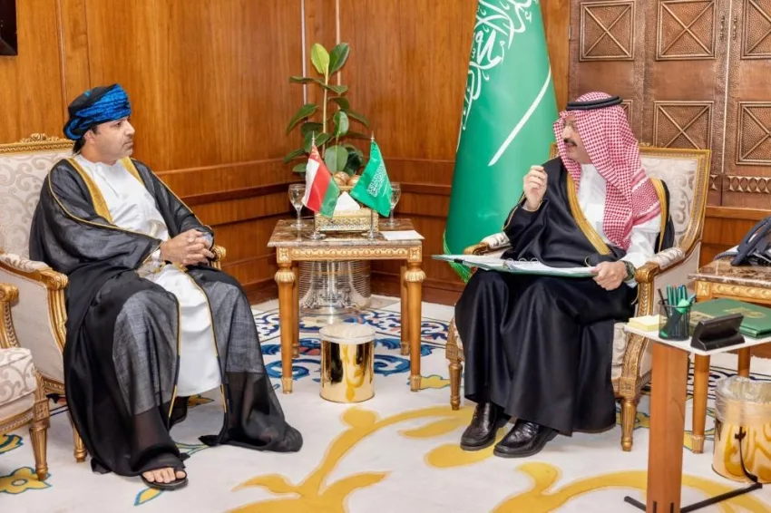 أمير عسير يستقبل القنصل العام لعمان أمير عسير يستقبل القنصل العام لعمان
