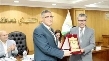 محافظ الجيزة يترأس اجتماع المجلس التنفيذي ويحتفي بمدير مديرية الطب البيطري بمناسبة بلوغه سن التقاعد