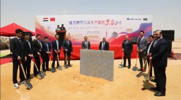 استثمارات تبلغ 70 مليون دولار: رئيس المنطقة الاقتصادية لقناة السويس يشهد بدء مشروع «ديلي إيجيبت» بوضع حجر الأساس.