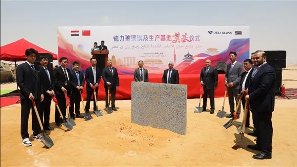 استثمارات تبلغ 70 مليون دولار: رئيس المنطقة الاقتصادية لقناة السويس يشهد بدء مشروع «ديلي إيجيبت» بوضع حجر الأساس.