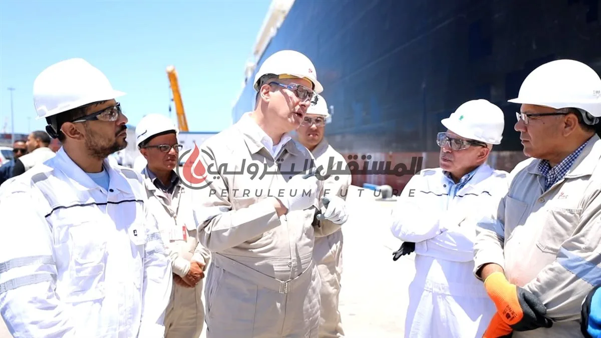 وزير البترول يزور ميناء الدخيلة في الإسكندرية