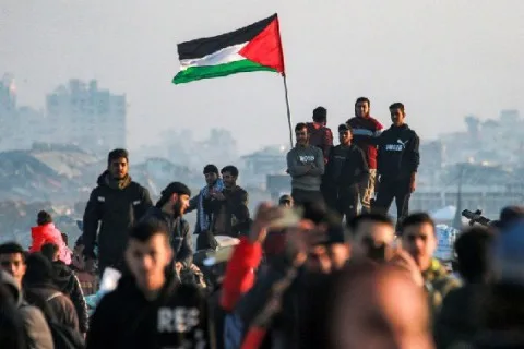 حماس تعلن استلام اقتراحات من الوسطاء للتوصل إلى اتفاق ينهي الحرب ويسمح بانسحاب إسرائيل من غزة وتقديم المساعدة للفلسطينيين.