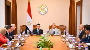 وزير الخارجية والهجرة يلتقي وزير الشباب والرياضة ويقابل مجموعة من الشباب المشاركين في نموذج محاكاة مجلس الشيوخ.