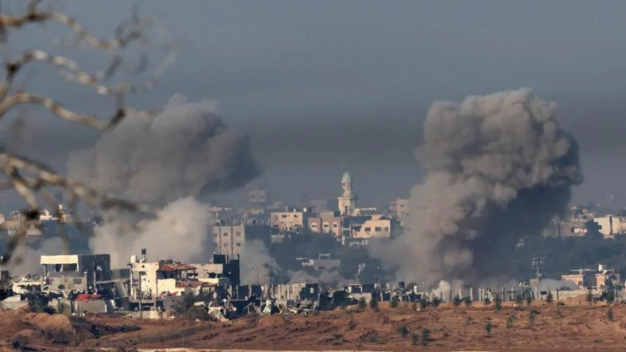 استشهاد ثلاثة فلسطينيين ووقوع إصابات في صفوف آخرين جراء قصف إسرائيلي على نازحين غرب مدينة غزة. استشهاد ثلاثة فلسطينيين ووقوع إصابات في صفوف آخرين جراء قصف إسرائيلي على نازحين غرب مدينة غزة.