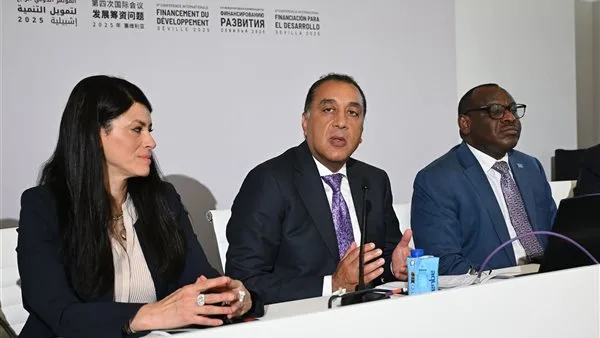 مدبولي: الحكومة تهدف إلى الحفاظ على الاتجاه النزولي لنسبة الدين من الناتج المحلي الإجمالي. مدبولي: الحكومة تهدف إلى الحفاظ على الاتجاه النزولي لنسبة الدين من الناتج المحلي الإجمالي.