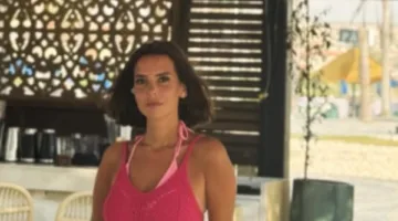 إطلالة إيمان العاصي الأخيرة خلال عطلتها الصيفية بملابس سباحة باللون الفوشيا