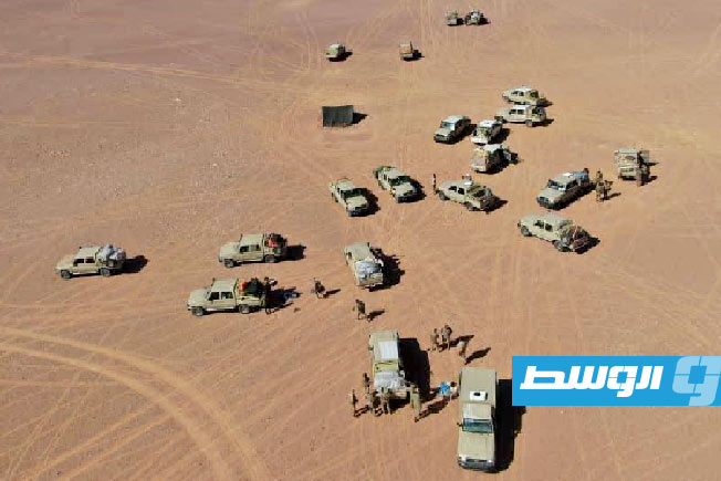 جانب من العملية الأمنية لضبط شاحنات تهريب الوقود في الصحراء الليبية، الأربعاء 2 يوليو 2025 (اللواء 888 مجحفل)