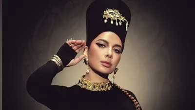 أصالة تتألق ببوستر ألبومها ‘ضريبة البعد’ مستلهمة من الفراعنة قبل إصداره غدًا أصالة تتألق ببوستر ألبومها ‘ضريبة البعد’ مستلهمة من الفراعنة قبل إصداره غدًا