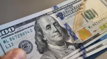 الدولار يظل ثابتًا بالقرب من أدنى مستوياته منذ فبراير 2022 مقابل العملات الرئيسية الأخرى