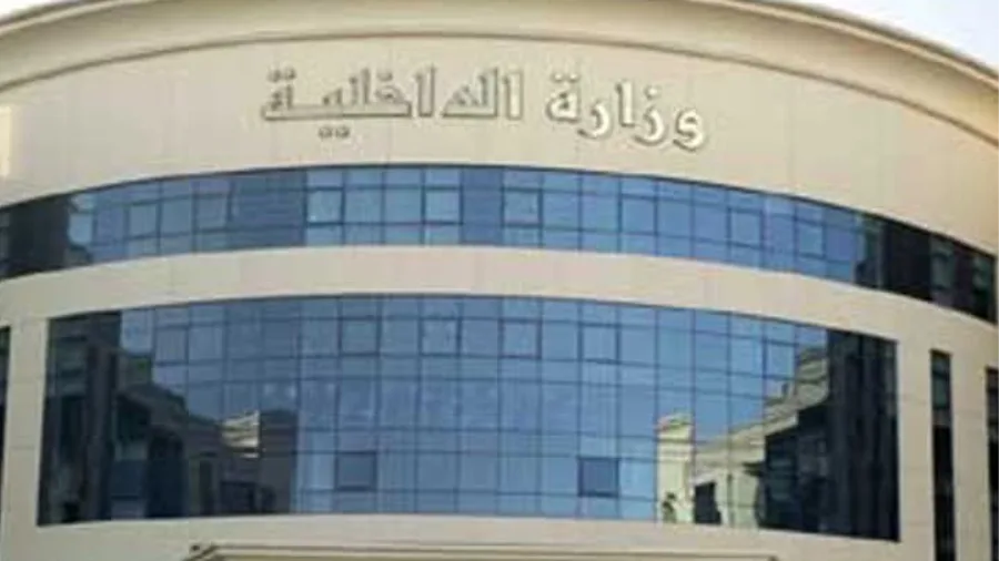 وزارة الداخلية توضح تفاصيل فيديو يزعم حدوث مشاجرة بين سائق ورجل شرطة وزارة الداخلية توضح تفاصيل فيديو يزعم حدوث مشاجرة بين سائق ورجل شرطة