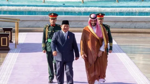 ولي العهد السعودي يرحب بالرئيس الإندونيسي في قصر السلام بجدة