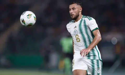 تحرير اللاعب الجزائري بلايلي بعد ساعات من اعتقاله في مطار باريس