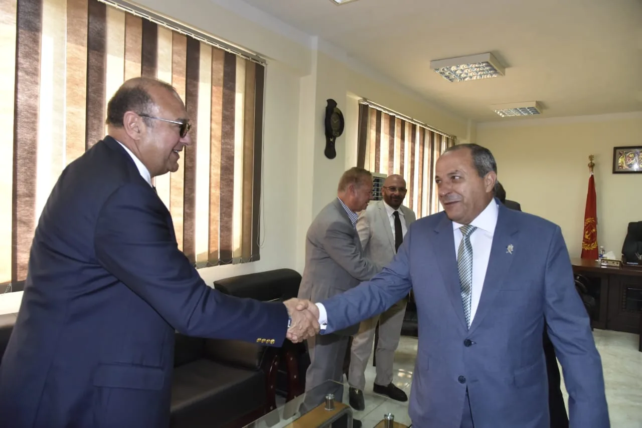 محافظ بورسعيد يتباحث مع المستثمرين حول تحسين نظام العمل في المنطقة الصناعية. محافظ بورسعيد يتباحث مع المستثمرين حول تحسين نظام العمل في المنطقة الصناعية.