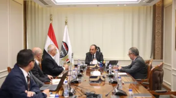 وزير قطاع الأعمال يجتمع بفريق من شركة “GS E&C” الكورية الجنوبية لاستكشاف فرص التعاون