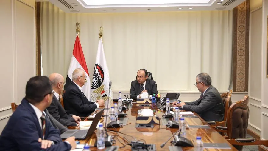 وزير قطاع الأعمال يجتمع بفريق من شركة “GS E&C” الكورية الجنوبية لاستكشاف فرص التعاون