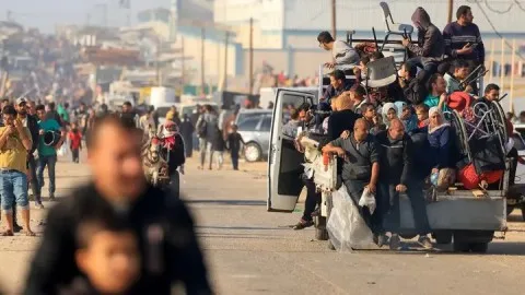 الجيش الإسرائيلي يهدد بإخلاء مواقع جديدة شرق غزة ويعلن عن توسيع العمليات العسكرية.. ورئيس منظمة غزة الإنسانية يؤكد استمرار توزيع المساعدات وينفي وقوع شهداء فلسطينيين. الجيش الإسرائيلي يهدد بإخلاء مواقع جديدة شرق غزة ويعلن عن توسيع العمليات العسكرية.. ورئيس منظمة غزة الإنسانية يؤكد استمرار توزيع المساعدات وينفي وقوع شهداء فلسطينيين.