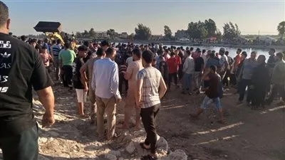 موت شابين وإصابة خمسة في حادث انقلاب سيارة عمال في ترعة السلام بدمياط