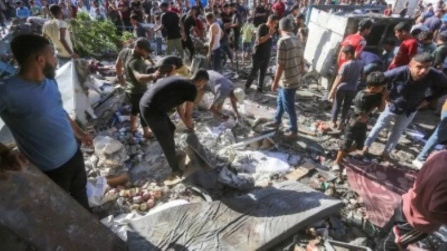 استشهاد 9 فلسطينيين، من بينهم 3 أطفال، جراء قصف إسرائيلي على مخيم النصيرات في وسط غزة استشهاد 9 فلسطينيين، من بينهم 3 أطفال، جراء قصف إسرائيلي على مخيم النصيرات في وسط غزة