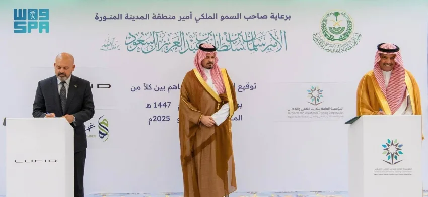 الأمير يشهد توقيع اتفاقيات لتوظيف التقنية والمجالات المهنية الأمير يشهد توقيع اتفاقيات لتوظيف التقنية والمجالات المهنية