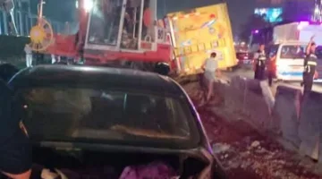 شاهد: انقلاب شاحنة وتصادمها مع 7 سيارات في الطريق الدائري بالمعادي