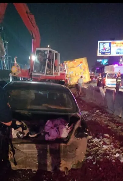 شاهد: انقلاب شاحنة وتصادمها مع 7 سيارات في الطريق الدائري بالمعادي