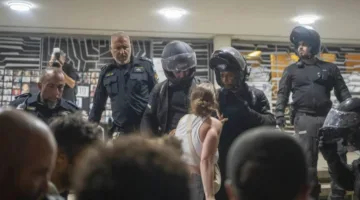 إسرائيل: توقيف محتجين بالقرب من مقر القيادة العسكرية في تل أبيب
