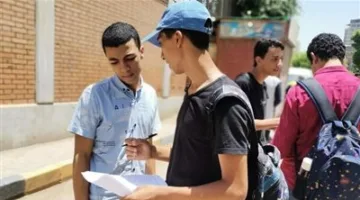 تجمع طلاب الثانوية العامة لأداء اختبارات الكيمياء والجغرافيا اليوم الخميس.