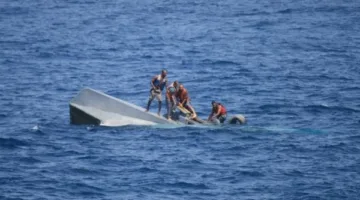 وفاة 4 أشخاص وفقدان 38 آخرين جراء غرق عبارة متوجهة إلى جزيرة بالي في إندونيسيا