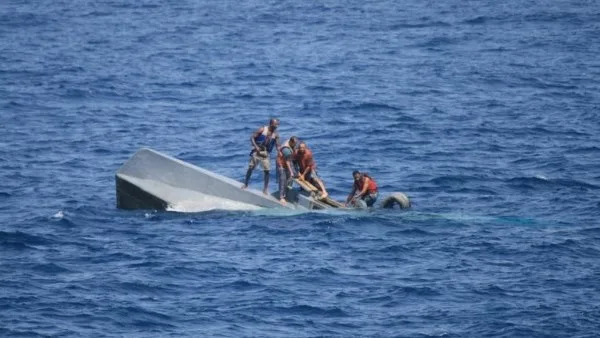 وفاة 4 أشخاص وفقدان 38 آخرين جراء غرق عبارة متوجهة إلى جزيرة بالي في إندونيسيا