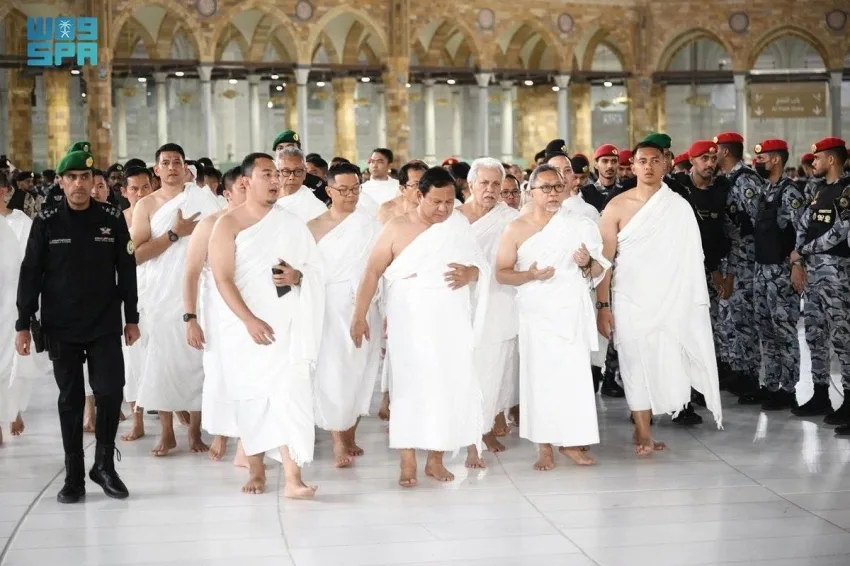 رئيس إندونيسيا يؤدي شعائر العمرة
