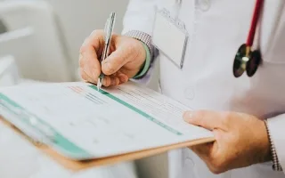 استكشف خطوات الفحص الطبي للطلاب الجامعيين حديثي التخرج من الثانوية