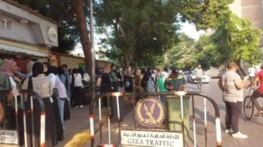 طلاب الشعبة العلمية في الثانوية العامة يبدؤون امتحانات الكيمياء والجغرافيا للشعبة الأدبية. طلاب الشعبة العلمية في الثانوية العامة يبدؤون امتحانات الكيمياء والجغرافيا للشعبة الأدبية.
