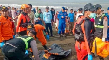 أربعة أشخاص لقوا حتفهم و38 آخرون في عداد المفقودين جراء غرق عبارة في إندونيسيا.