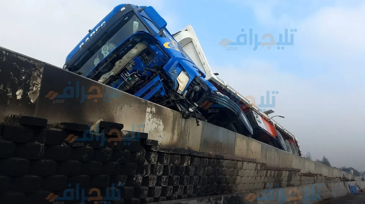 إنقاذ أول مصاب من شاحنة في حادث على طريق إسكندرية الصحراوي (صور)