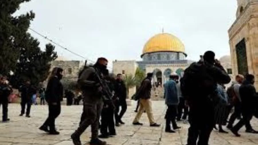 مستوطنون يهاجمون المسجد الأقصى واعتقال الاحتلال لـ 15 فلسطينياً في الضفة الغربية!