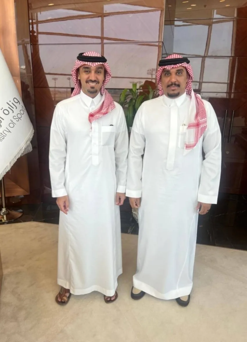 وزير الرياضة يلتقي برئيس نادي الجيل لمناقشة رؤى النادي المستقبلية وزير الرياضة يلتقي برئيس نادي الجيل لمناقشة رؤى النادي المستقبلية