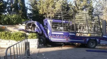 في منطقة لبنانية: شاحنة تصطدم بجدار وإصابة قائدها
