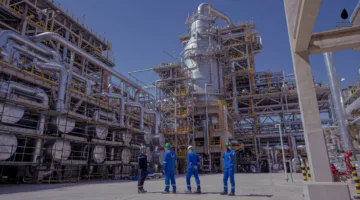 الشركة الهندية في مصفى كربلاء تتوقف عن العمل وتقوم بتنظيم احتجاج أمام الإدارة (صور)