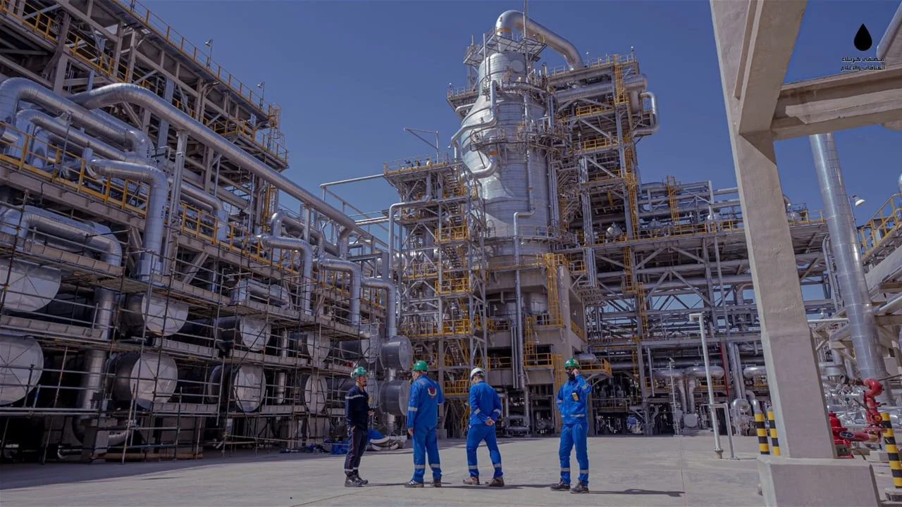 الشركة الهندية في مصفى كربلاء تتوقف عن العمل وتقوم بتنظيم احتجاج أمام الإدارة (صور) الشركة الهندية في مصفى كربلاء تتوقف عن العمل وتقوم بتنظيم احتجاج أمام الإدارة (صور)