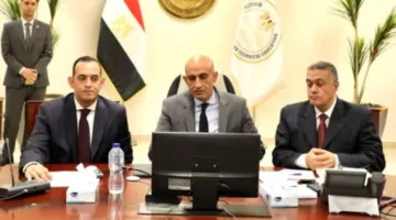 وزير التعليم يراقب امتحانات الكيمياء والجغرافيا لطلاب الثانوية العامة من غرفة العمليات في العاصمة الإدارية