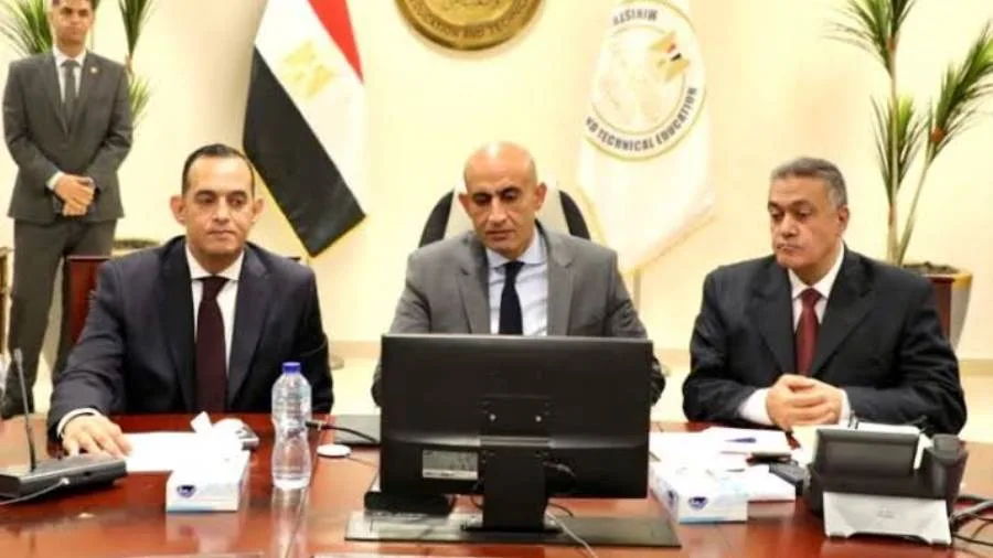 وزير التعليم يراقب امتحانات الكيمياء والجغرافيا لطلاب الثانوية العامة من غرفة العمليات في العاصمة الإدارية وزير التعليم يراقب امتحانات الكيمياء والجغرافيا لطلاب الثانوية العامة من غرفة العمليات في العاصمة الإدارية
