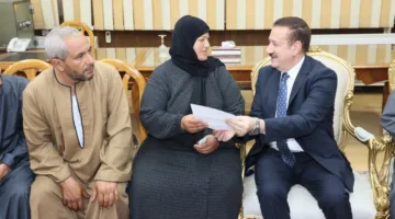محافظ المنوفية يهدى سيارة ميكروباص جديدة لعائلة سائق حادث الإقليم ويكلف المرور بإتمام إجراءات الترخيص