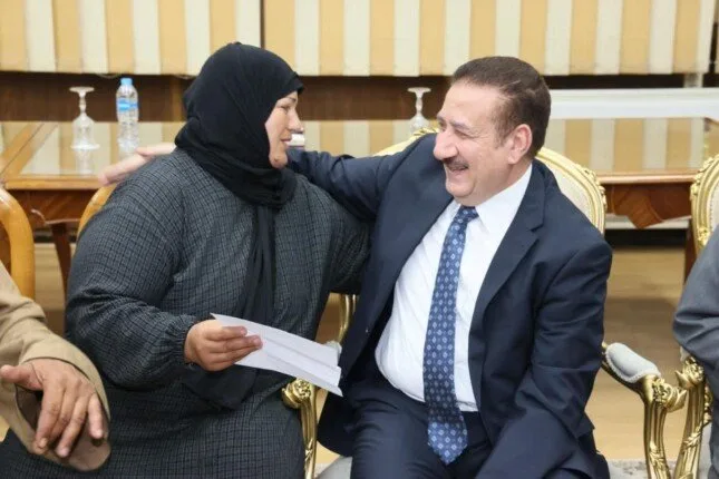 محافظ المنوفية يقدّم سيارة ميكروباص جديدة لعائلة صاحب السيارة في حادث الإقليمي.