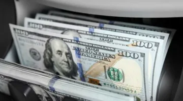 فوضى وسيطرة فردية: من وراء احتكار التحويلات الخارجية في المصرف الأهلي؟