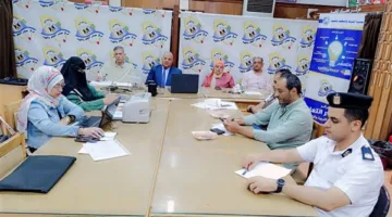 مدير تعليم الفيوم يراقب امتحانات الكيمياء والجغرافيا من غرفة العمليات الرئيسية.