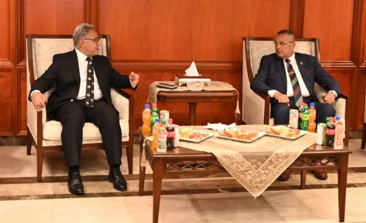 محافظ جنوب سيناء يستقبل أعضاء البرلمان في مطار شرم الشيخ الدولي ويأخذهم في جولة على طريق السلام