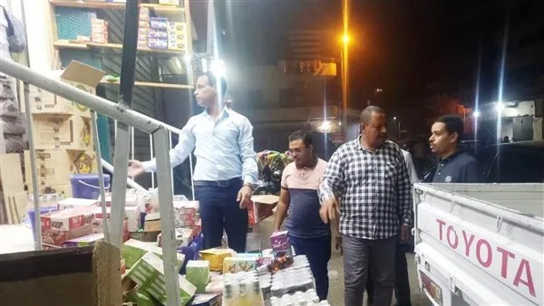 مصادرة وإتلاف 700 كيلوغرام من المواد الغذائية الفاسدة وغير المعروفة المصدر في أسوان مصادرة وإتلاف 700 كيلوغرام من المواد الغذائية الفاسدة وغير المعروفة المصدر في أسوان