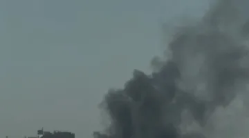 شاهد: حريق يندلع في مستودع تجاري تحت الإنشاء في الكرادة
