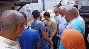 إتلاف 700 كيلو من المنتجات الفاسدة وغير المعروفة المصدر في مستودع غير مرخص بأسوان